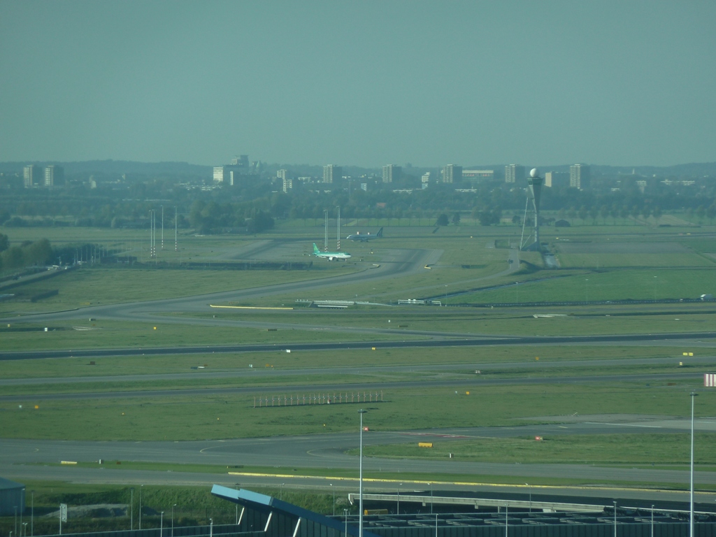 Uitzicht vanuit de verkeerstoren met de West Toren